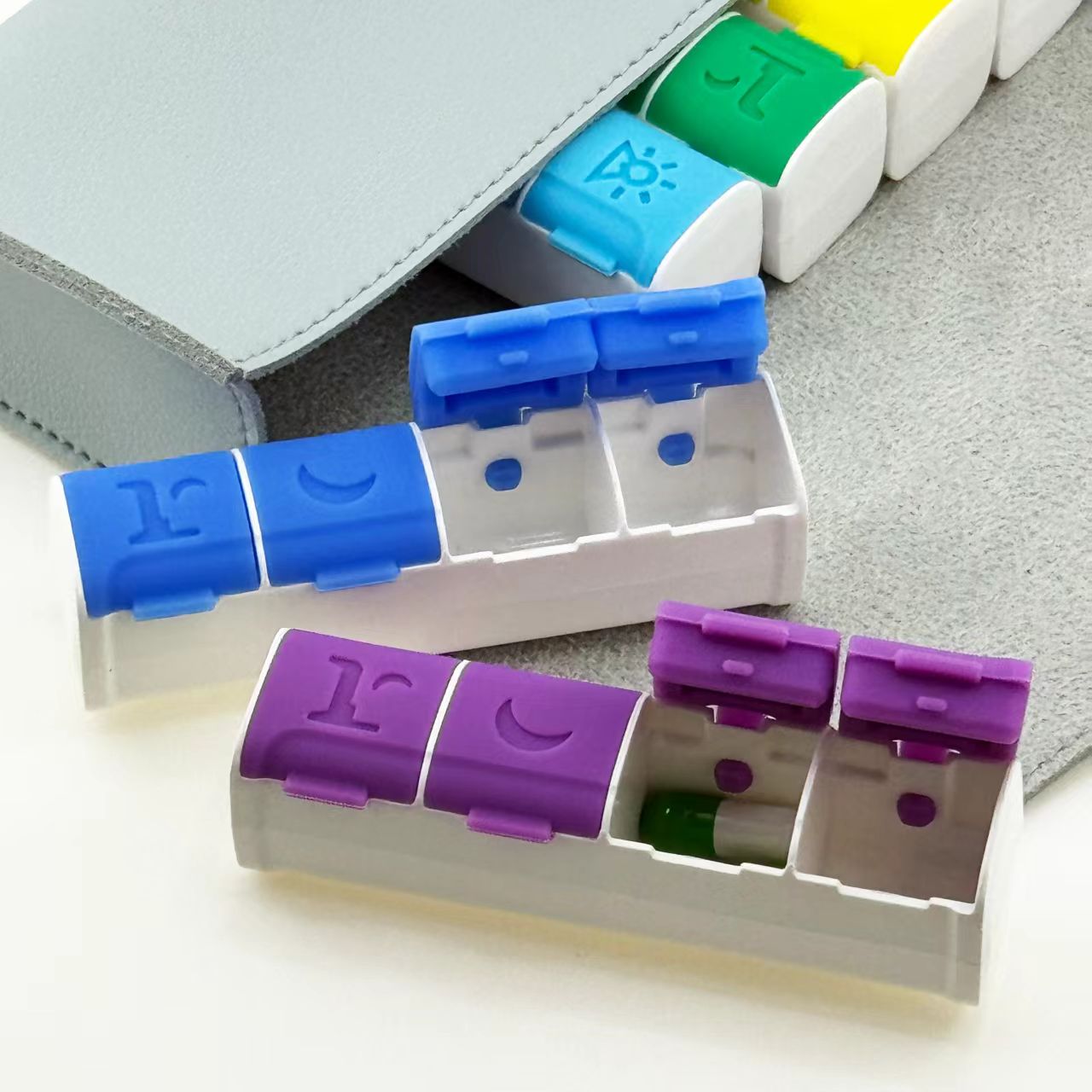 Gri Taşıma Çantalı 7’li Renkli Weekly İlaç Kutusu Seti