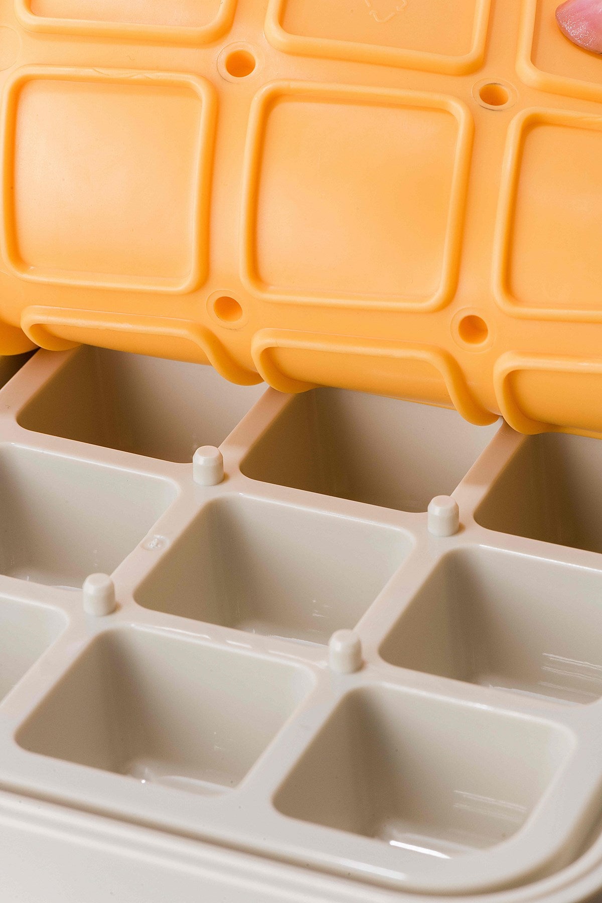 Yeni Nesil Çift Katlı Buz Kalıbı – Kapaklı Saklama Kutulu, Basmalı Sistem